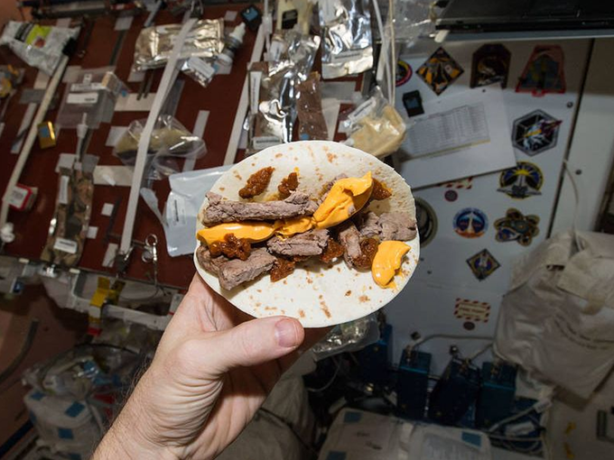 स्‍पेस स्‍टेशन में खाने को इस तरह म‍िलता है बर्गर