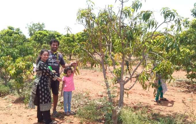 ಬೆಂಗಳೂರಿನ ಕುಟುಂಬವೊಂದು ಫೋಸ್‌ ನೀಡುತ್ತಿರುವುದು