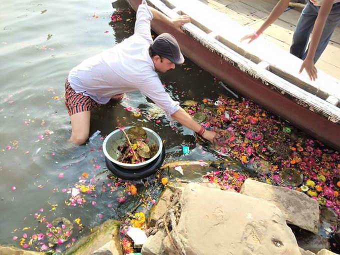 गंगा से कूड़ा निकालते राजेश शुक्ला