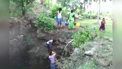 உயிரை பணயம் வைத்து கிணற்றுக்குள் இறங்கி தண்ணீர் பிடிக்கும் மக்கள்!