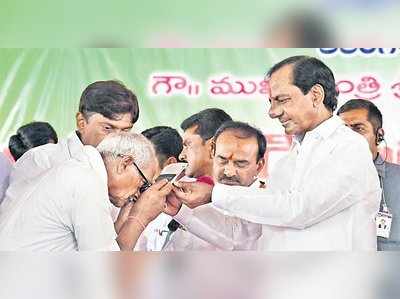 KCR సారూ.. రుణమాఫీ ఎప్పుడూ? బ్యాంకుల నుంచి సొమ్ములు తీసుకోలేక రైతుల పాట్లు