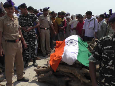 शहीद की अंतिम यात्रा में शामिल नहीं हुए मंत्री, विवाद पर कहा- उनके पिता से अनुमति लेकर वापस आया था