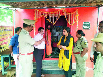 ಬೆತ್ತಲೆ ಪ್ರಕರಣ: ಕೆಬ್ಬೇಕಟ್ಟೆ  ದೇಗುಲಕ್ಕೆ ಡಿಸಿ, ಎಸ್‌ಪಿ ಭೇಟಿ