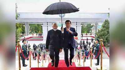 किर्गिस्तान के राष्ट्रपति ने पीएम नरेंद्र मोदी के सम्मान में पकड़ा छाता