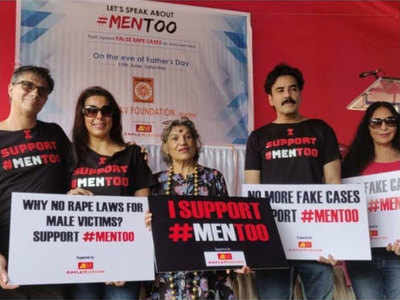 #MenToo: करण ओबेरॉय और पूजा बेदी ने मुंबई में दिया धरना