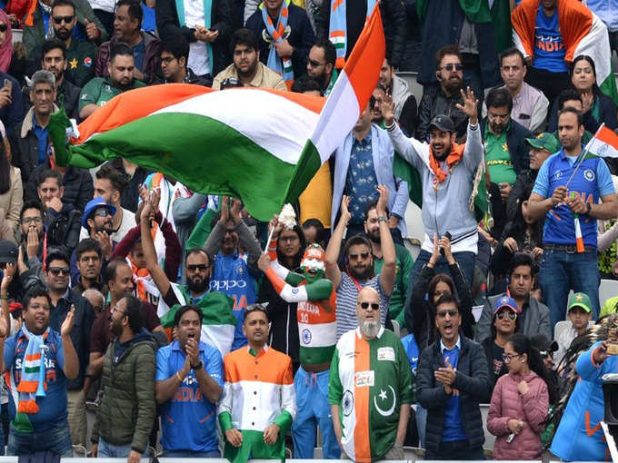 मैदान में एकसाथ मैच का लुत्फ लेते भारत-पाक फैन्स 