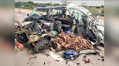 यमुना एक्सप्रेसवे पर ट्रक में घुसी कार, 8 मौतें
