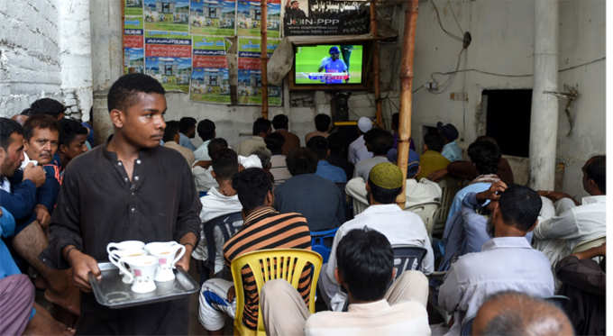 कराची में भारत-पाकिस्तान मैच देखते प्रशंसक
