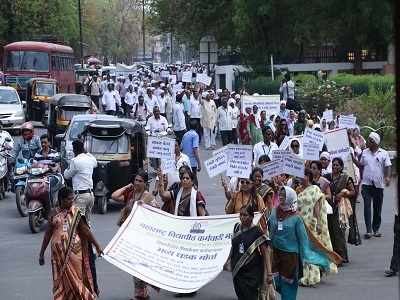 विद्यापीठ कर्मचाऱ्यांचा एल्गार