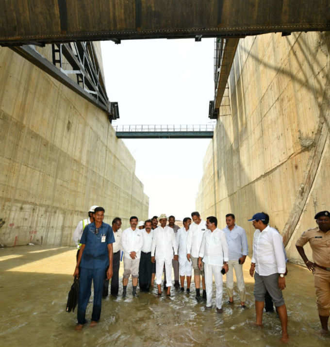 కాళేశ్వరం ప్రాజెక్ట్‌ పనులను పర్యవేక్షిస్తున్న కేసీఆర్ (ఫైల్ ఫొటో)