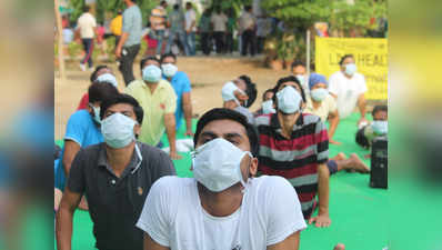 वाराणसी: मास्क पहनकर सैकड़ों लोगों ने किया योग, वायु प्रदूषण पर कंट्रोल की उठी मांग