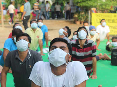 वाराणसी: मास्क पहनकर सैकड़ों लोगों ने किया योग, वायु प्रदूषण पर कंट्रोल की उठी मांग