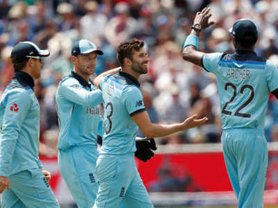 वर्ल्डकपः इंग्लंडचा भेदक मारा; श्रीलंकेच्या २३२ धावा