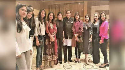 ऑल इंडिया प्रफेशनल्‍स कांग्रेस ने कहा, वायरल तस्‍वीर में थरूर के साथ पाक खिलाड़ियों की पत्नियां नहीं
