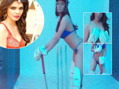 Sherlyn chopra బికినీ క్రికెట్.. దుస్తులన్నీ విప్పేసి, గ్లవ్స్ మాత్రమే అడ్డుపెట్టుకుని రచ్చ!