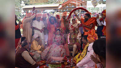 उत्तराखंडः गुप्ता परिवार के शादी समारोह में शामिल हुए सीएम, वर-वधू को दिया आशीर्वाद