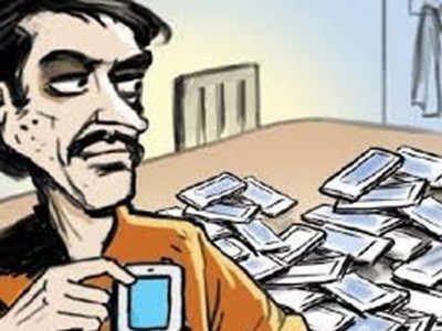 मोबाइल चोरी के आरोप में टिकट बुकिंग क्लर्क निलंबित