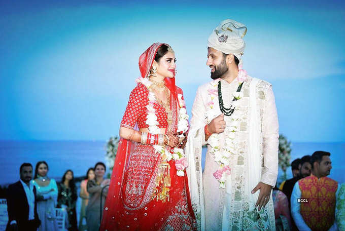 हिंदू और वेस्टर्न दोनों परंपरा से हुई शादी
