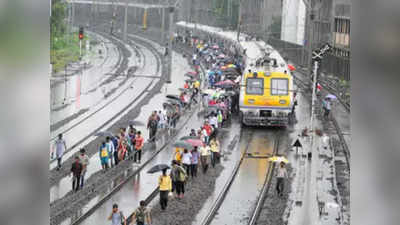 मुंबई: यात्रियों को बारिश से बचाने के लिए रेलवे का ‘जुगाड़’