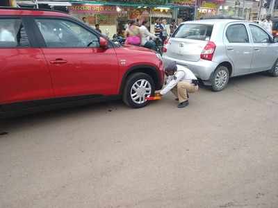 रस्त्यात लावलेल्या वाहनांना जॅमर