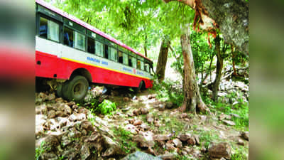 ಹಳ್ಳಕ್ಕೆ ಇಳಿದ ಬಸ್‌: ಐವರಿಗೆ ಗಾಯ