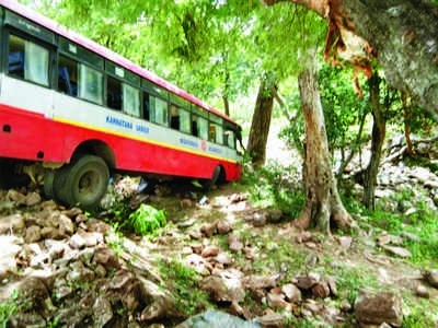 ಹಳ್ಳಕ್ಕೆ ಇಳಿದ ಬಸ್‌: ಐವರಿಗೆ ಗಾಯ