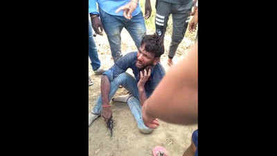 आजमगढ़ः प्रेमिका की विदाई पर असलहा लेकर पहुंचा प्रेमी, ग्रामीणों ने पीटा