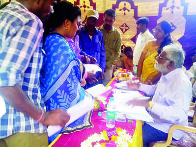 ಗಿರಿಜನರಿಗೆ ಖಾತೆ ಮಾಡಿಕೊಡಿ:ಶಾಸಕ ಸೂಚನೆ