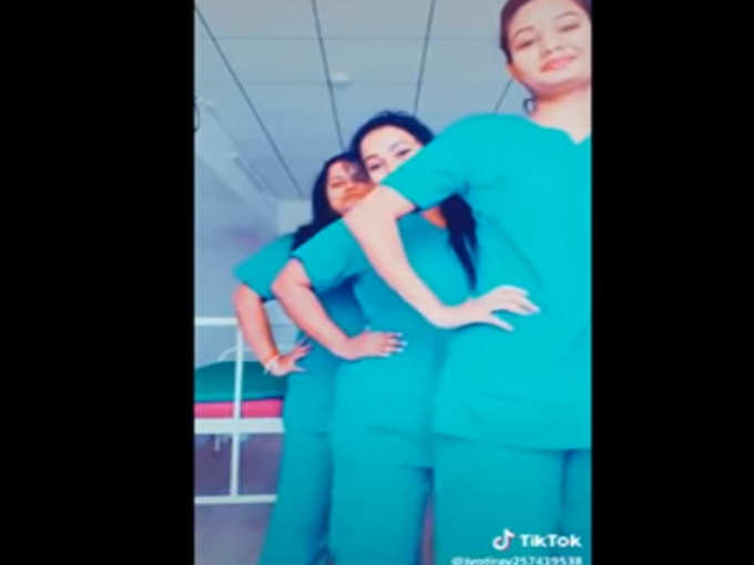अस्पताल में नाचतीं नर्सें
