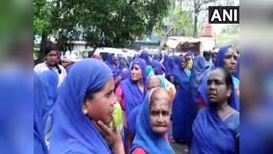 इंदौर: बीजेपी MLA आकाश विजयवर्गीय के खिलाफ नगर निगम कर्मचारियों का प्रदर्शन