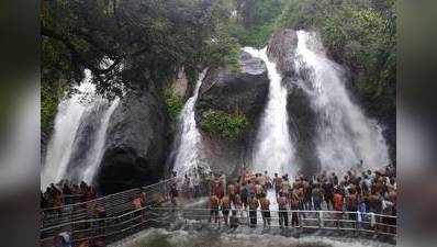 குற்றாலம் பேரருவி மற்றும் பழைய அருவியில் குவிந்த சுற்றுலாப் பயணிகள்..!