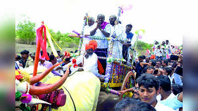 ಎತ್ತಿನ ಬಂಡಿಯಲ್ಲಿ ಎಚ್‌ಡಿಕೆಗೆ ಅದ್ಧೂರಿ ಸ್ವಾಗತ