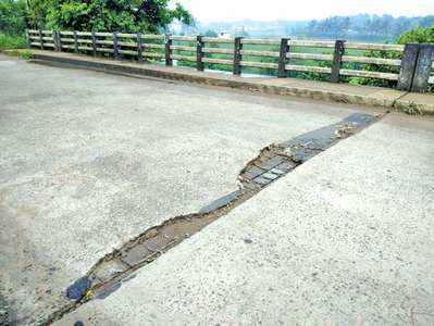 പാലാരിവട്ടം ഒറ്റയ്ക്കല്ല; കൂട്ടായി പൊട്ടിപ്പൊളിഞ്ഞ് പാലക്കാട്ടുതാഴം പാലം