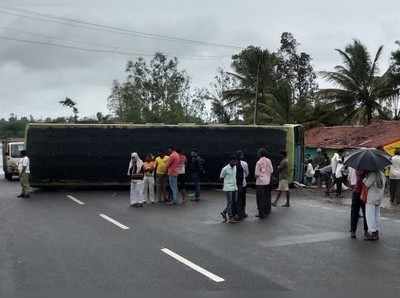 ಚಾಲಕನ ನಿರ್ಲಕ್ಷದಿಂದ KSRTC ಬಸ್ ಪಲ್ಟಿ: 15 ಪ್ರಯಾಣಿಕರಿಗೆ ಗಾಯ