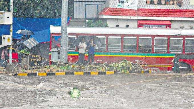 জলমগ্ন মু্ম্বইয়ের রাস্তা