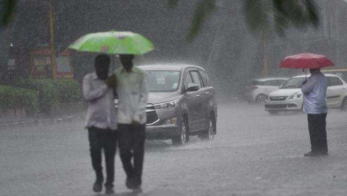 বৃষ্টিতে বিধ্বস্ত সাধারণ জনজীবন