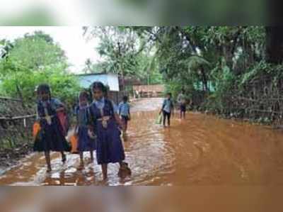 ನೀರು ತುಂಬಿದ ರಸ್ತೆ ದಾಟಲು ಮಕ್ಕಳ ಹರಸಾಹಸ