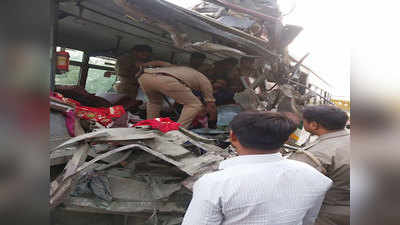 अयोध्याः ट्रक में घुसी तेज रफ्तार में आ रही रोडवेज बस, एक दर्जन यात्री घायल