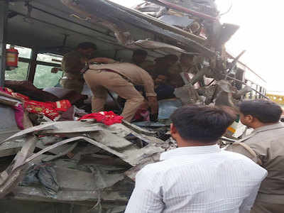 अयोध्याः ट्रक में घुसी तेज रफ्तार में आ रही रोडवेज बस, एक दर्जन यात्री घायल