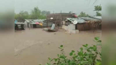 बुरहानपुर: पुलिया बनाते वक्त बाढ़ में फंसे 7 मजदूर, सुरक्षित बचाया गया