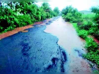 ರಸ್ತೆ ಹದಗೆಡಿಸಿದ ಭಾರಿ ವಾಹನಗಳು!