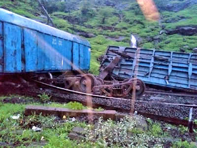 मालगाडी घसरल्याने मुंबई-पुणे वाहतूक विस्कळीत