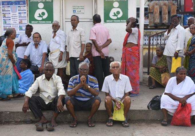 பொது போக்குவரத்தை மட்டும் நம்பியிருக்கும் முதியவா்கள்