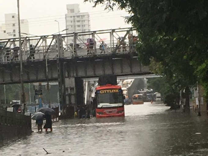 गांधी मार्केट के नजदीक एक बस जलभराव की वजह से फंस गई। इसके चलते पीछे से आ रहा ट्रैफिक भी थम गया।