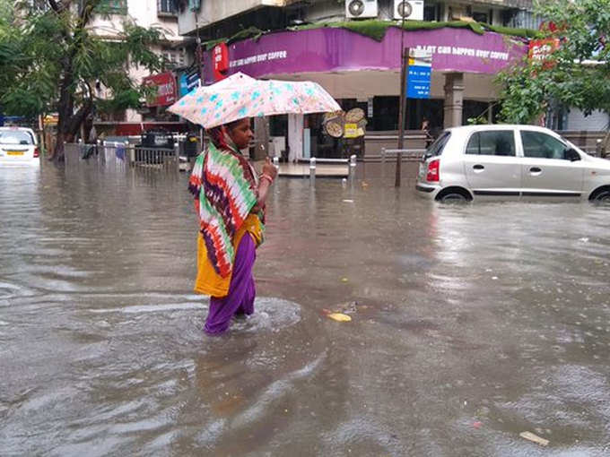 बारिश की वजह जलमग्न हुई मुंबई। सायन स्थित गुरु कृपा की तस्वीर