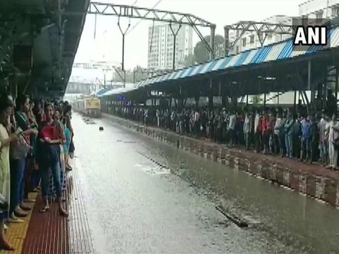 तेज बारिश के बाद सायन रेलवे स्टेशन में भरा पानी।