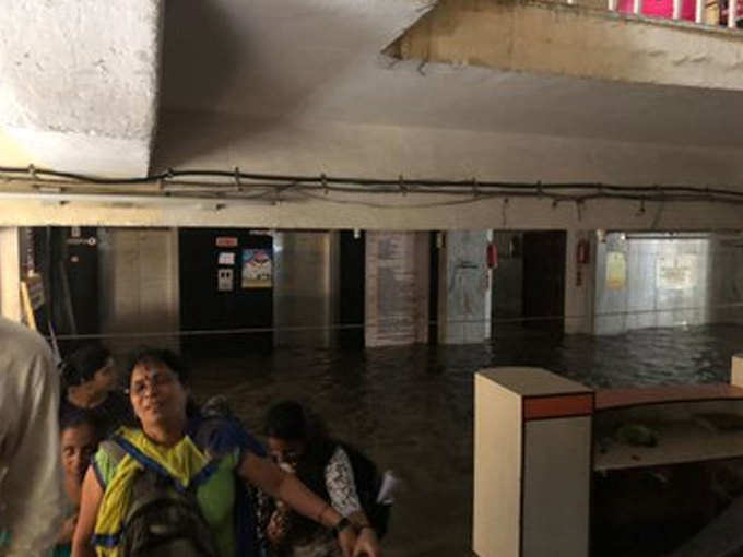 सीबीडी बेलापुर स्थित कोंकण भवन की लिफ्ट में भी भरा पानी, अस्थायी रूप से किया गया बंद। बता दें कि यह विभागीय हेडक्वार्टर है।