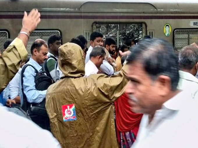 मुंबई और उसके आसपास लगातार भारी बारिश और हाई टाइड को देखते हुए केंद्रीय मंत्री पीयूष गोयल पल-पल की स्थिति पर नजर रख रहे हैं। यही नहीं, वह रेलवे के वरिष्ठ अधिकारियों के साथ भी संपर्क में हैं।