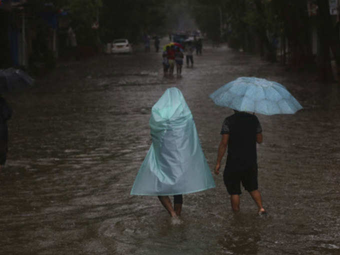 बारिश से पानी-पानी हुई मुंबई, लोगों का घरों से निकलना हुआ मुश्किल