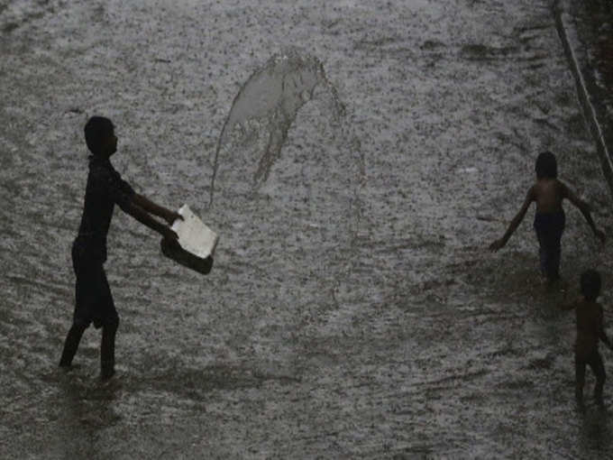 जहां एक ओर मुंबई में बारिश की वजह से लोगों का घर से निकलना मुश्किल हो गया है, वहीं कुछ बच्चे बारिश के बीच सड़क पर खेलते हुए नजर आए।